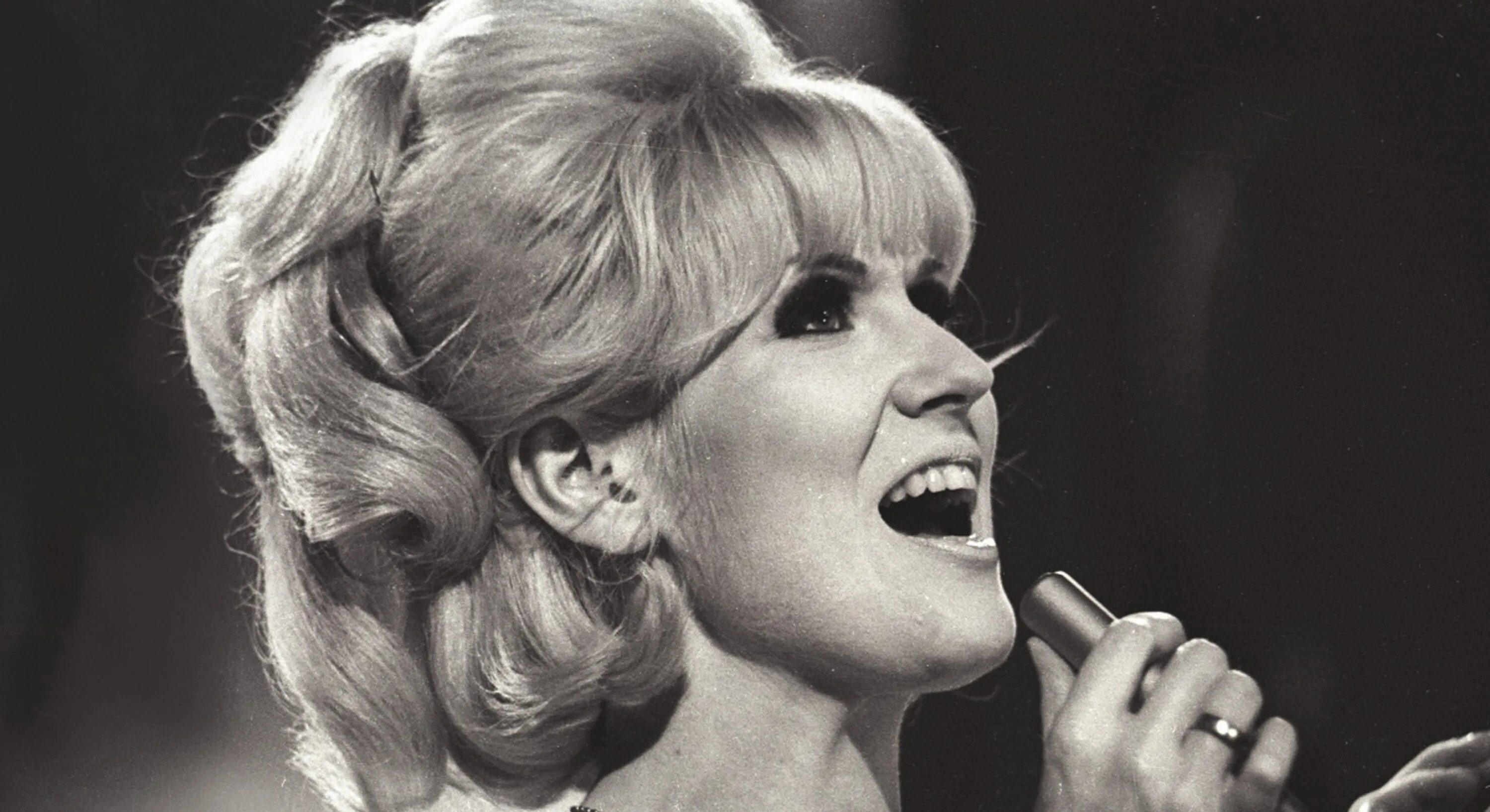 Дасти Спрингфилд. Дасти Спрингфилд Британская певица. Dusty Springfield в молодости. Dusty Springfield 1990.