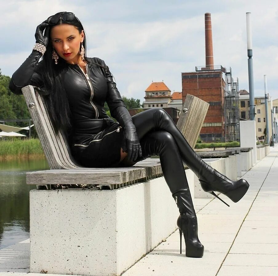 Госпожа пою. Diva Nadja in Leather Boots. Diva Nadja кожаном плаще.