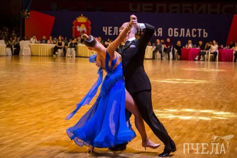 Пара в танце. Бальные танцы паркет. Кубок губернатора по танцевальному спорту Челябинск. Чемпионы России по танцам.