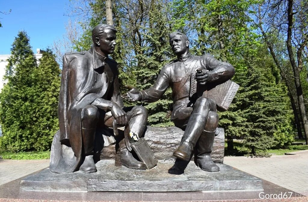 Памятник теркину в смоленске. Памятник Василию Тёркину в Смоленске. Памятник Твардовскому и Теркину в Смоленске. Памятник а.т. Твардовскому и Василию Теркину. Памятник Александру Твардовскому и Василию Тёркину в Смоленске.