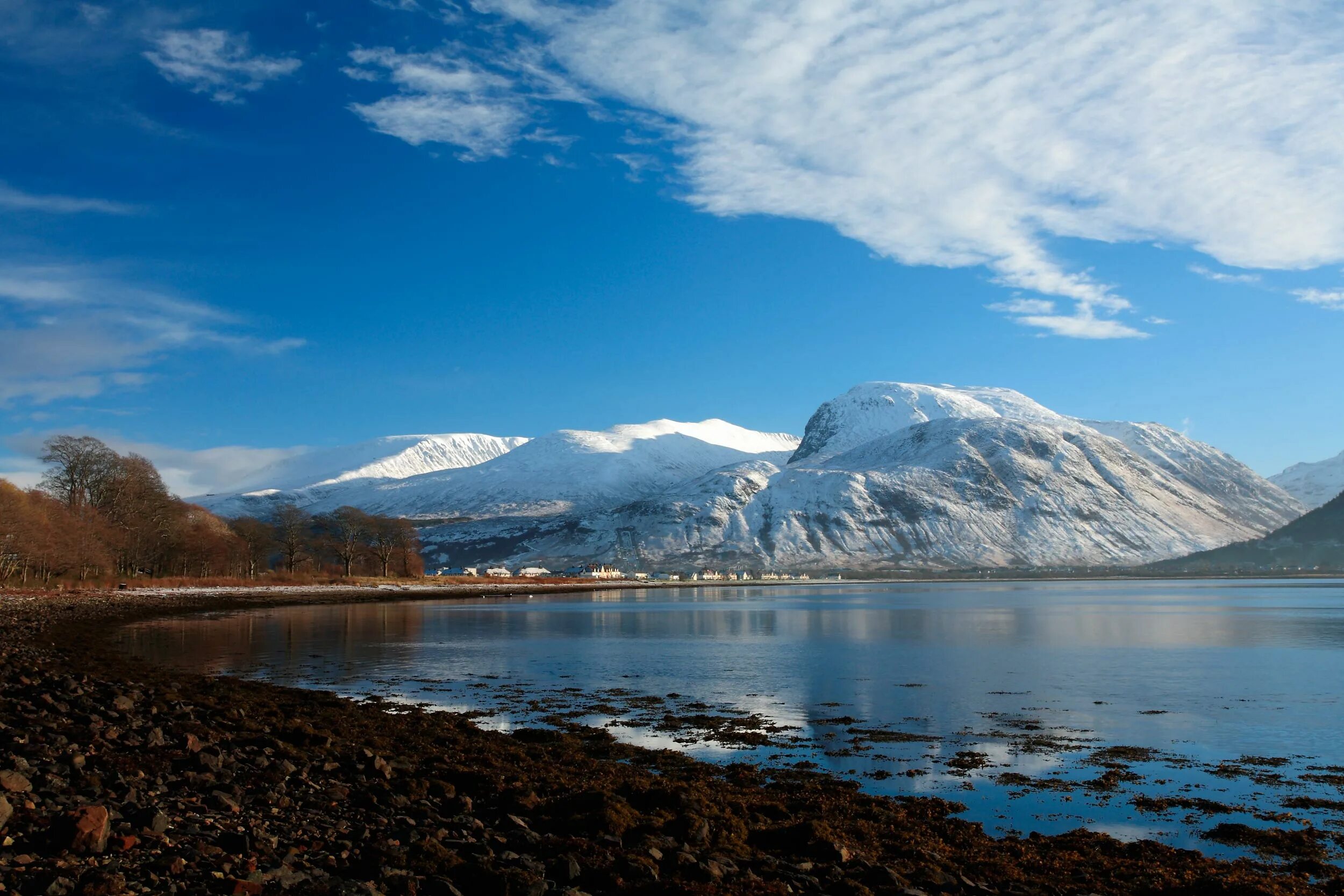Куиранг шотландия. Шотландская гора бен невис. Перевернутая гора фото. Горный район шотландии «highlands. Scottish highlands.