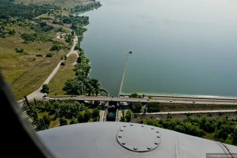 Вертолет над водохранилищем