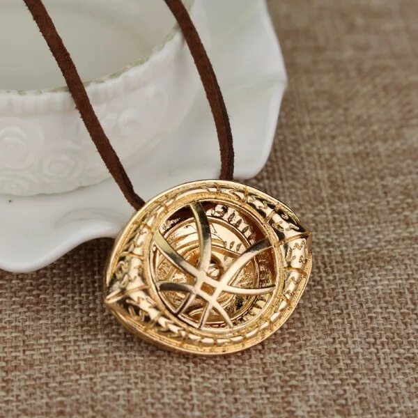 Медальоны для мальчиков. Доктор стрэндж глаз агамотто. Медальон доктора. Ожерелье доктор кто. Кулон доктора стрэнджа глаз агамотто.