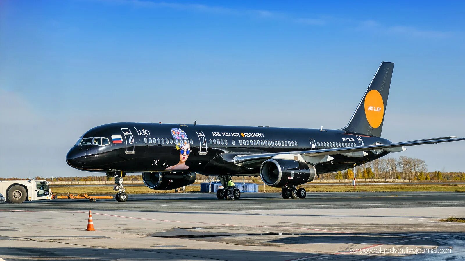 Boeing 757 Azur черный. Боинг 757 Black Jet. Lujo Black Jet самолет. Azur Air 757 черный.