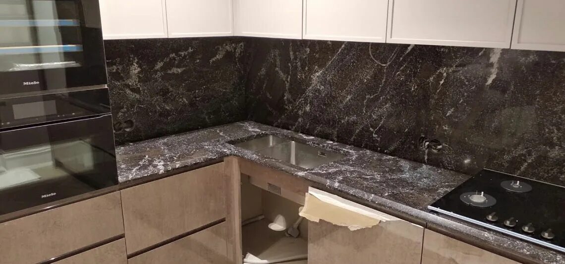 Столешница гранит пестрый 28мм - 36 купить в СПб по цене 4 400 ₽ в интернет мага - Товар на картинке можно купить.
