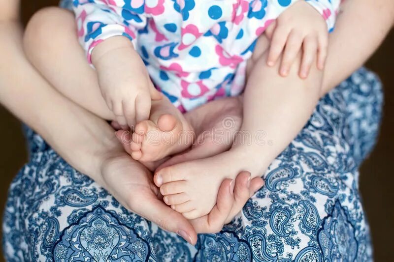 Ножки мамы рассказ. Мама и дочь ноги. Ножки мамы рассказ. Ножки мамы рассказ. Мать и дочь ступни.