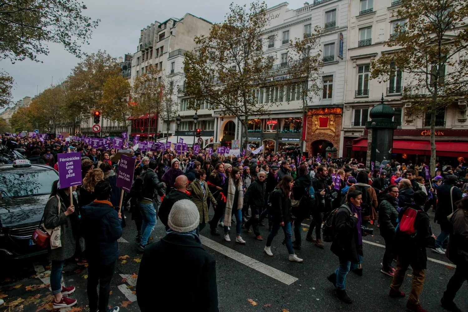 Феминистский митинг в Париже. Феминистки в Париже. Протесты феминисток во Франции. Париж 2019. Парень заехал в центр митинга феминисток