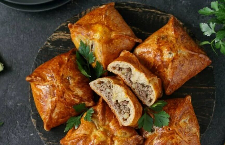 конвертики с мясом в духовке. конвертики с мясом и с сыром. слоёные конвертики с начинкой. конвертики из слоеного теста с мясом и картошкой. слоеные конвертики с курицей и грибами.