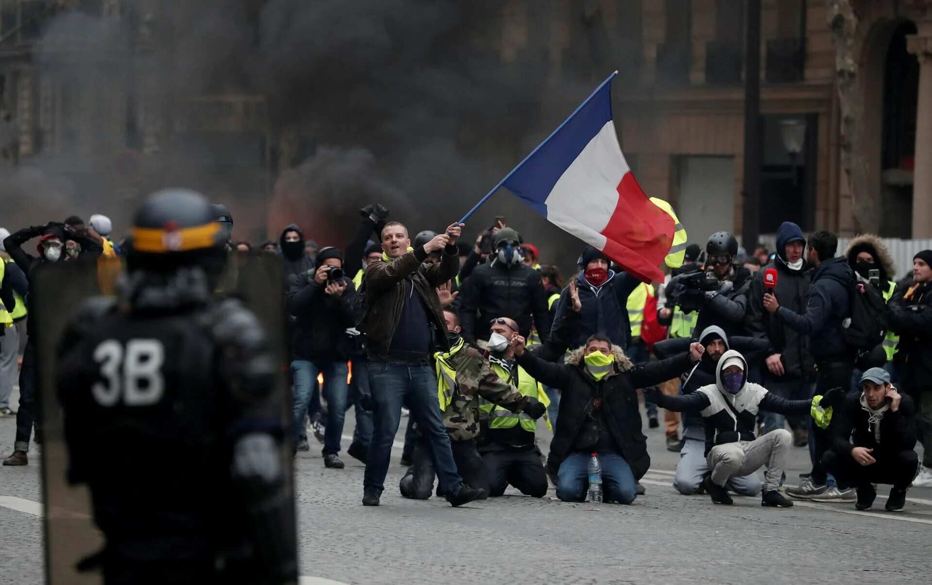 Митинги в париже. Массовые беспорядки во Франции 2023. Беспорядки во Франции желтые жилеты. Протесты во Франции 2018.