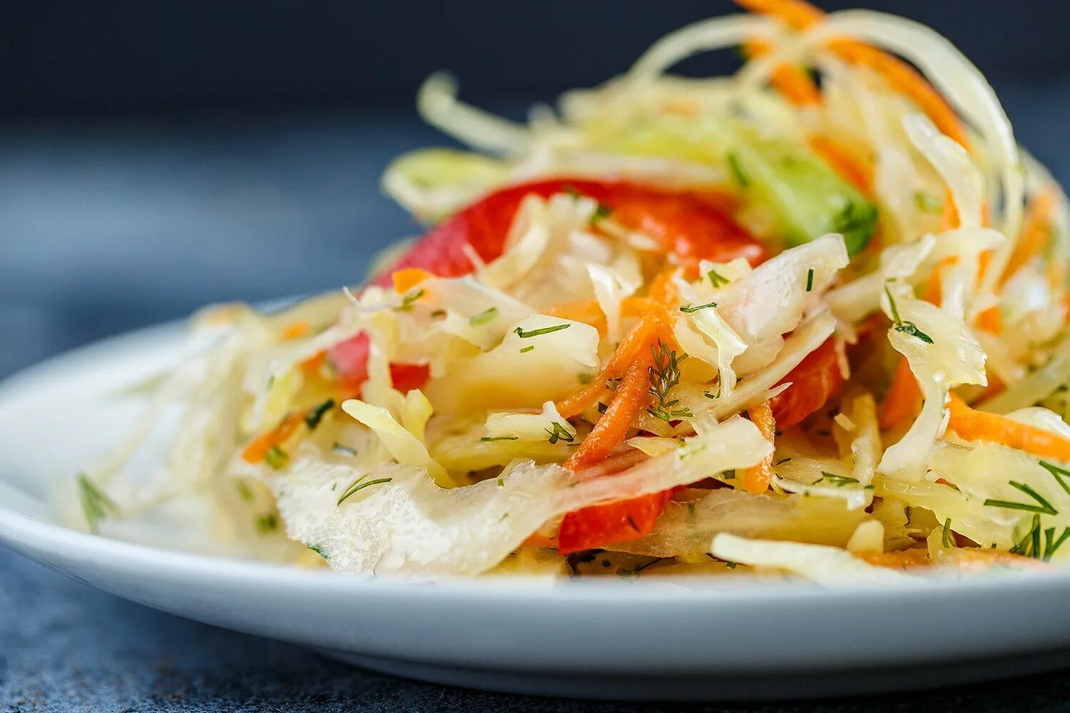Рецепт свежая капуста с огурцом. Витаминный (капуста, перец, огурец, морковь). витаминный (капуста, перец, огурец, морковь) 100г - 35р. салат из капусты. салмт тзсаежей капусты.