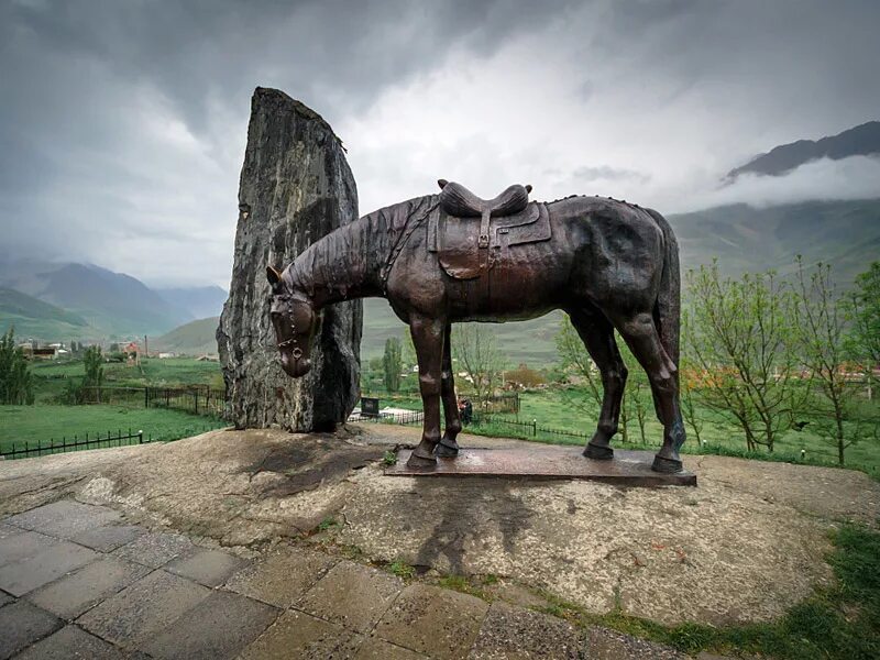 6 где конь. Осетия памятник конь Куртатинское ущелье. Памятник воинам-куртатинцам Северная Осетия. Памятник воинам куртатинцам Осетия. Памятник конь Фиагдон.