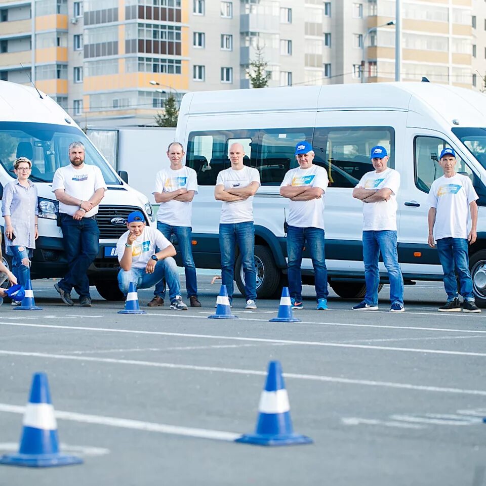 Ford transit 2018 салон. Работа водитель микроавтобуса. Минивэн с водителем. Водитель на форд москва. Форд транзит вид из салона.