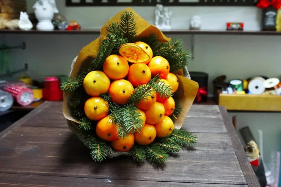 Букет из мандаринов. Новогодние букеты из фруктов. Новогодний букет с мандаринами. Фруктовый букет с мандаринами.