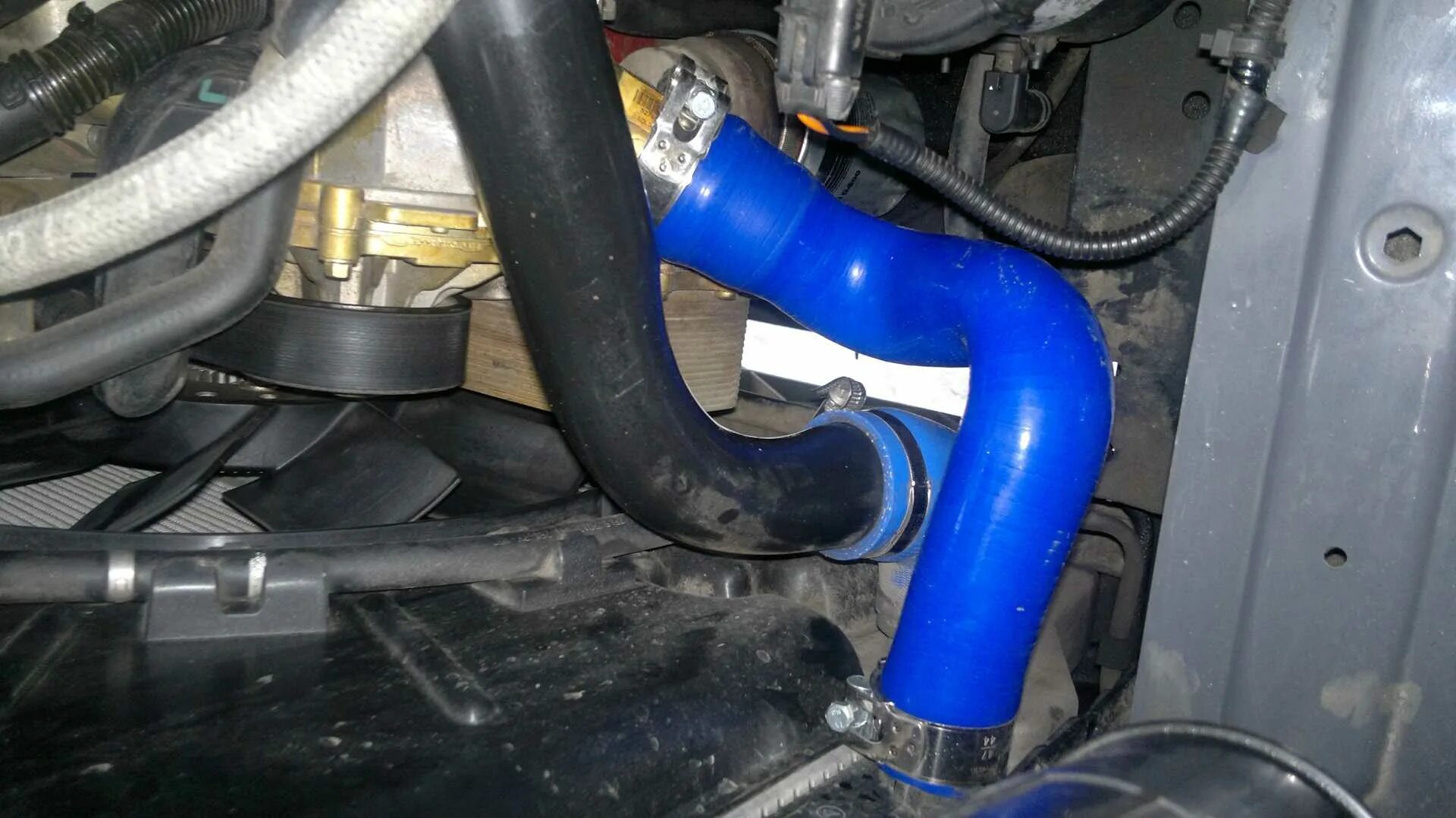 Патрубок системы охлаждения cummins 2. Система охлаждения 2112. Раздувает систему охлаждения. Патрубок радиатора нижний 2114. Раздувает систему охлаждения.