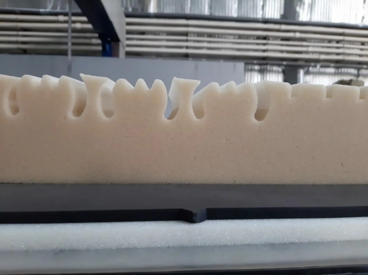 Резка поролона для мебели. Вырезать поролон. Разрезать поролон по толщине. Поролон на сидушку стула. Поролон tl4060.