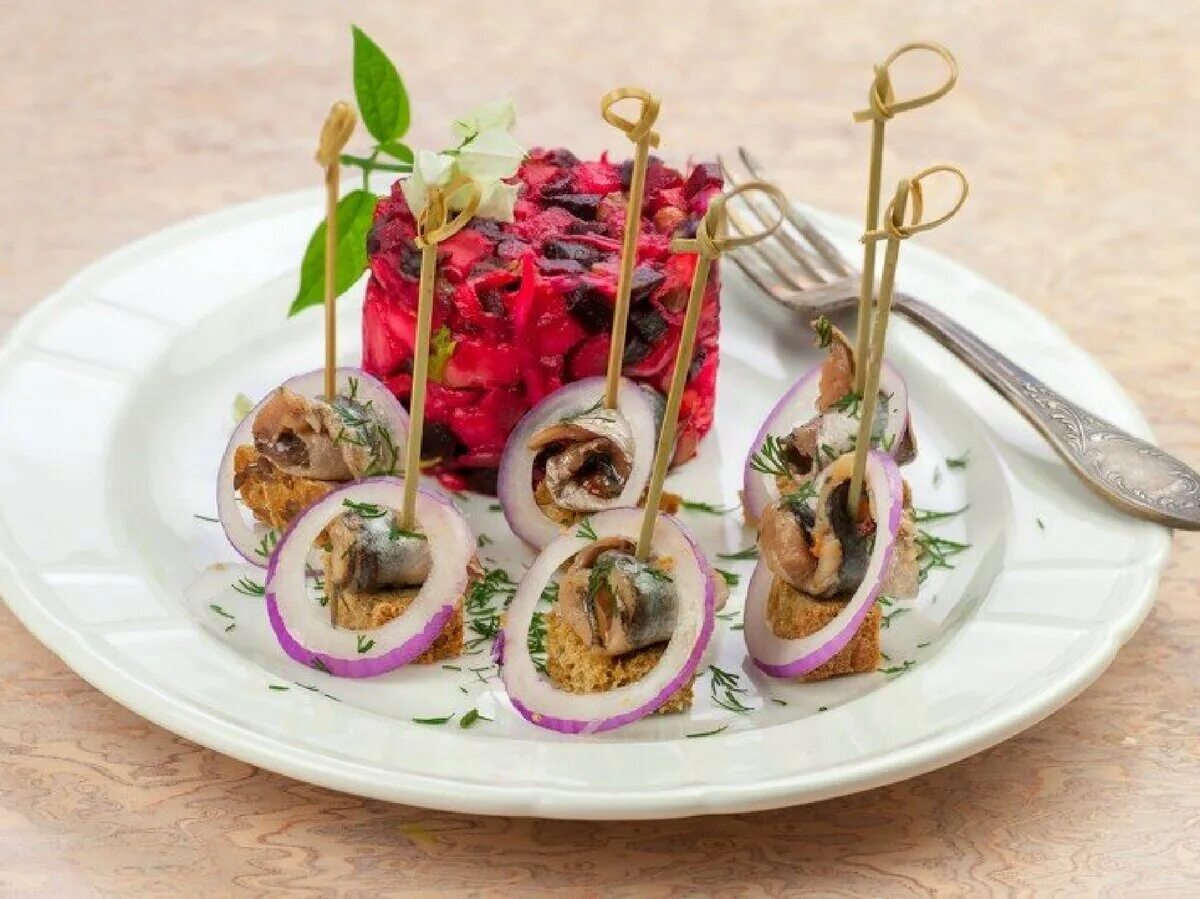 Современное украшение блюд. Вареная картошка с селедкой под шубой. Оригинальная подача селедки. Оригинальная подача сельди в ресторане. Селедка оригинальная подача.