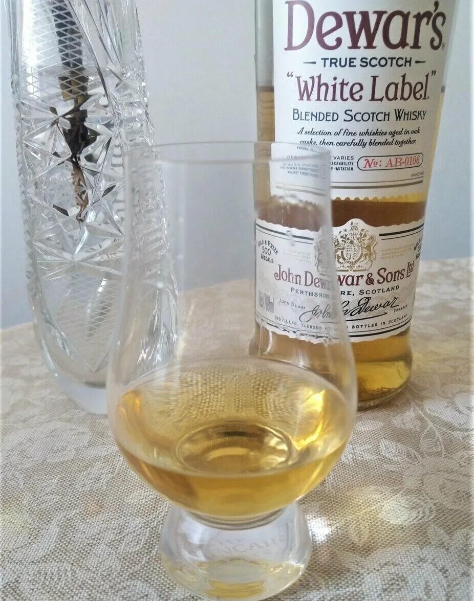 Dewars white цена. Виски Dewar s White Label. Виски Dewar's White Label 8. Дюарс Уайт лейбл состав. Dewars White Label состав.