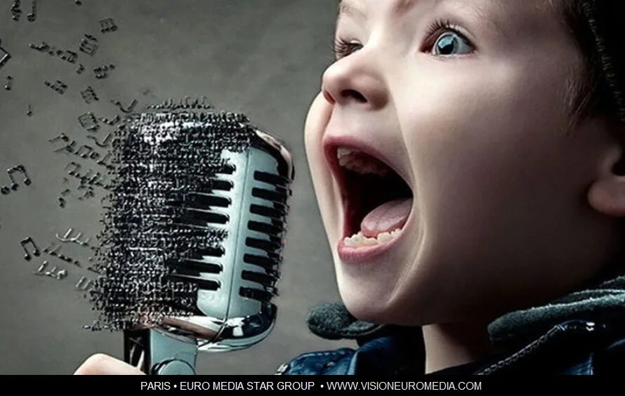 Вокальное исполнительство. Ребенок с микрофоном. Малыш с микрофоном. Поет в микрофон. Дети поют в микрофон.