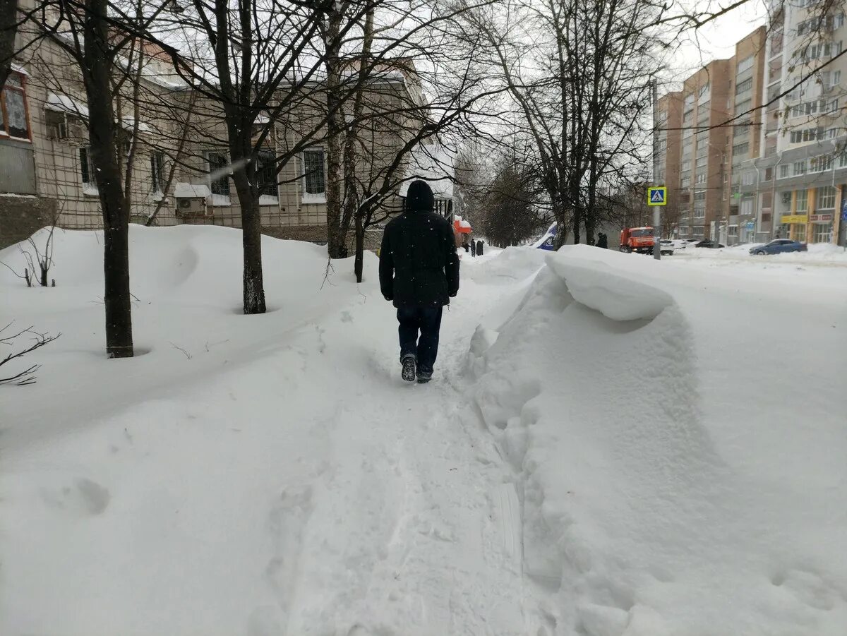 Сугробы в мае. Сугробы в армии. Снегопад в Санкт-Петербурге. Самый сильный снегопад. Сугробов новое