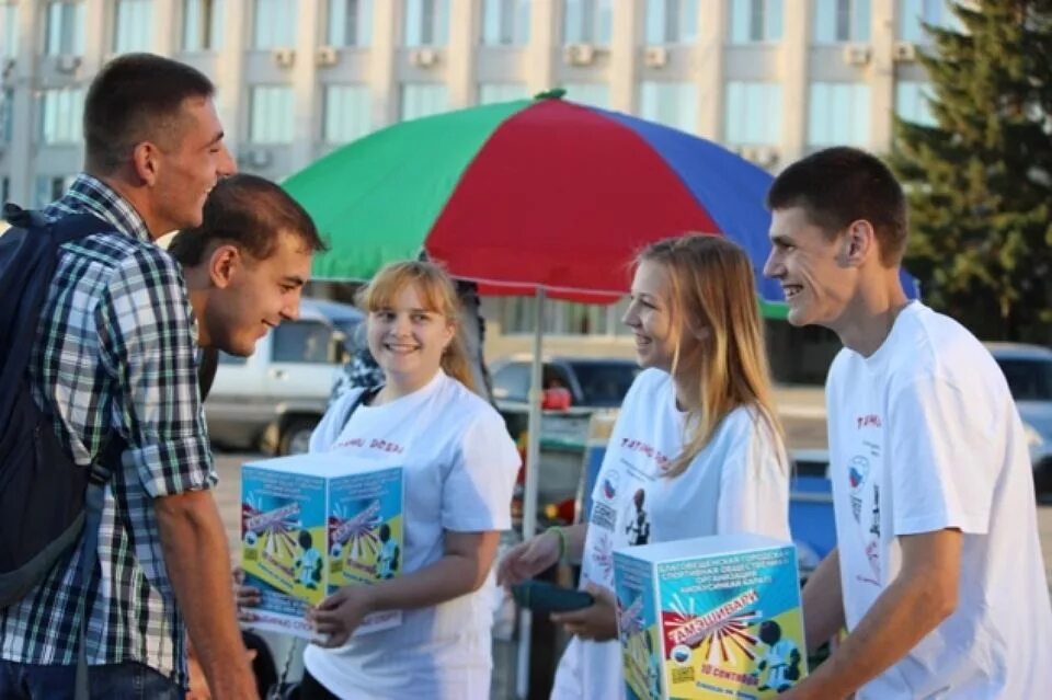 Благотворительность и волонтерство. Волонтер собирал деньги. Волонтер собирал деньги. Волонтерская акция белый цветок. Волонтеры собирают деньги.