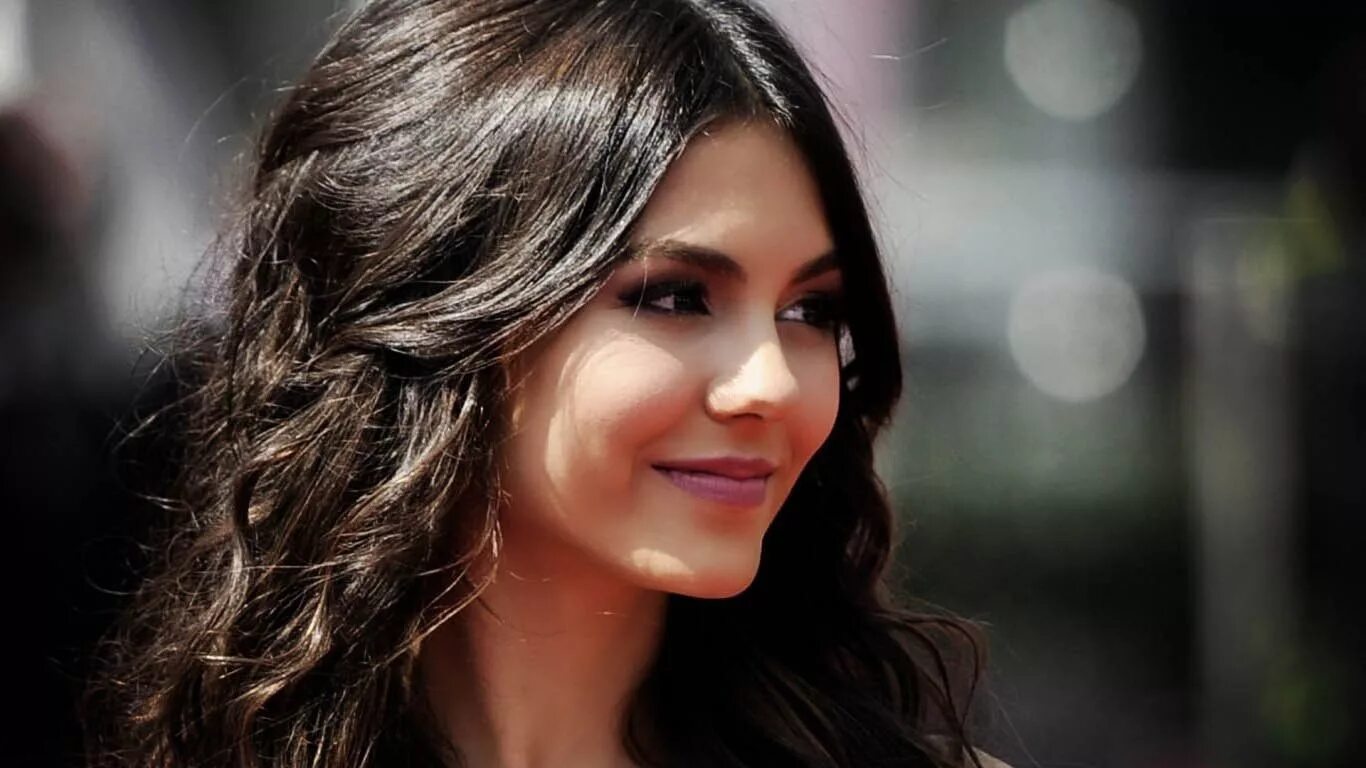 Каждой девушке известна. Каждой девушке известна. Дагестанские девушки красивые фигуры. Роузи хантингтон-уайтли 2023. Селфи селены гомес.