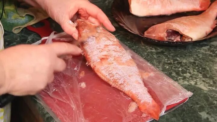 Как почистить морского окуня. Морской окунь чешуя. как разделать морского окуня. окунь морской очищенный.