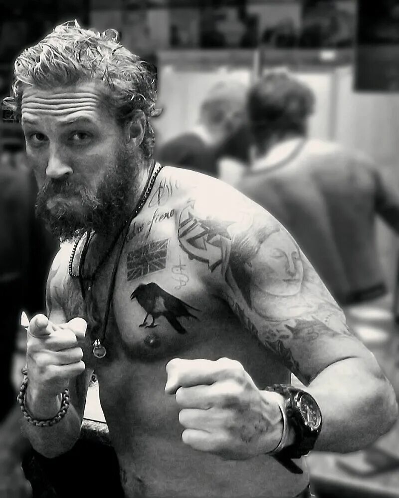 тату тома харди. том харди фото тату. татуировки тома харди. том харди тату. том харди фото.