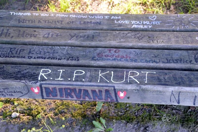 Курт кобейн могила. Kurt cobain могила. Мемориальная скамейка в парке виретта viretta park. Могила курта кобейна фото. Cobain могила.