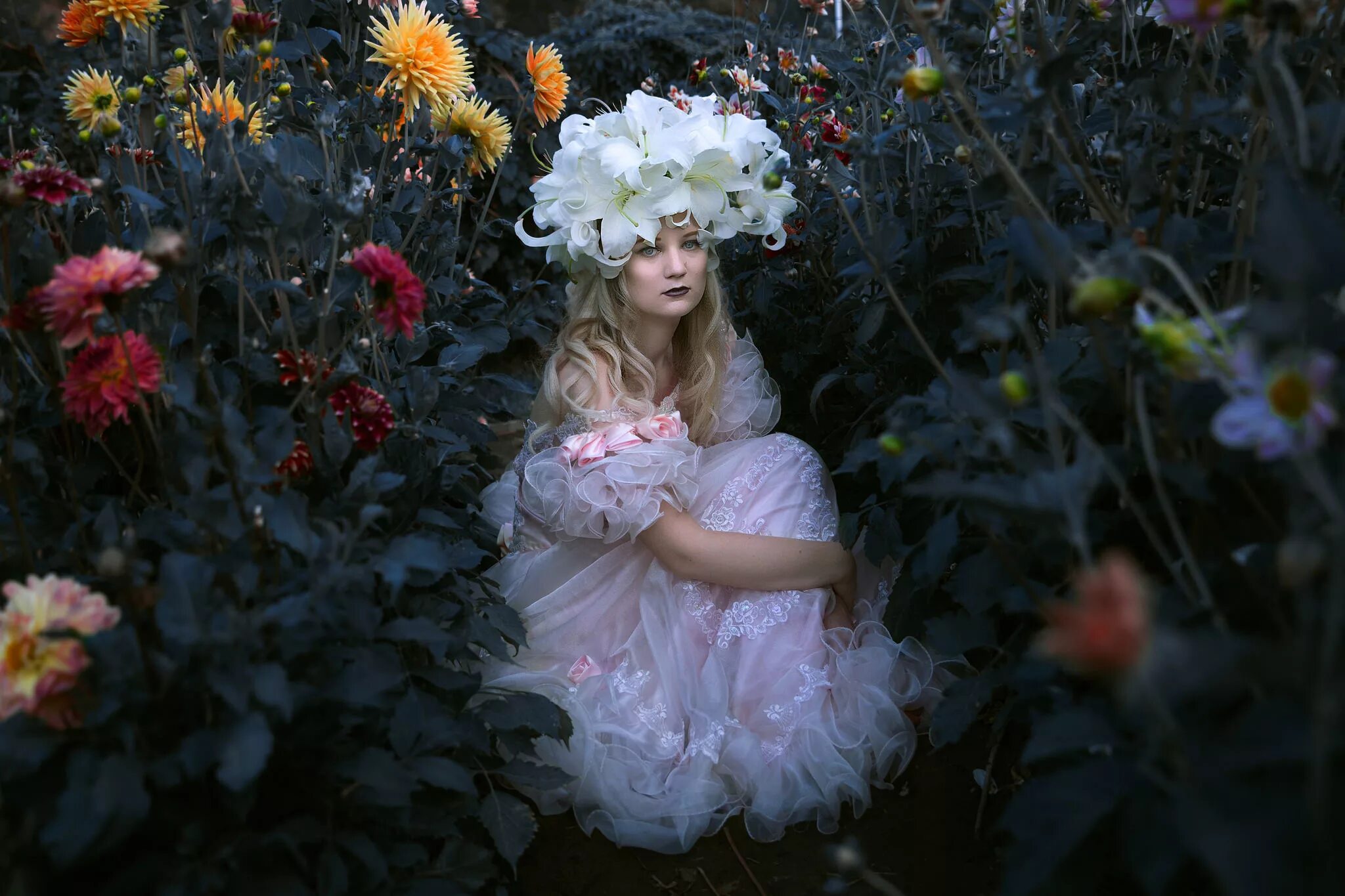 Девушка цветок 18. Девушка в венке из цветов. Девушка в саду. Девушка в саду с георгинами. Девушка с цветком.