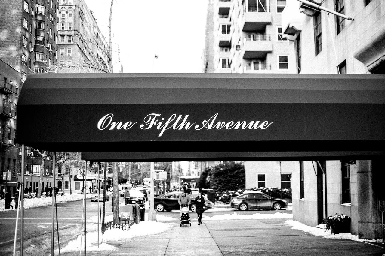 Америка улица 5 авеню. Название улиц в америке. Пятая авеню нью-йорк. Авеню табличка. 5 авеню нью-йорк магазины.