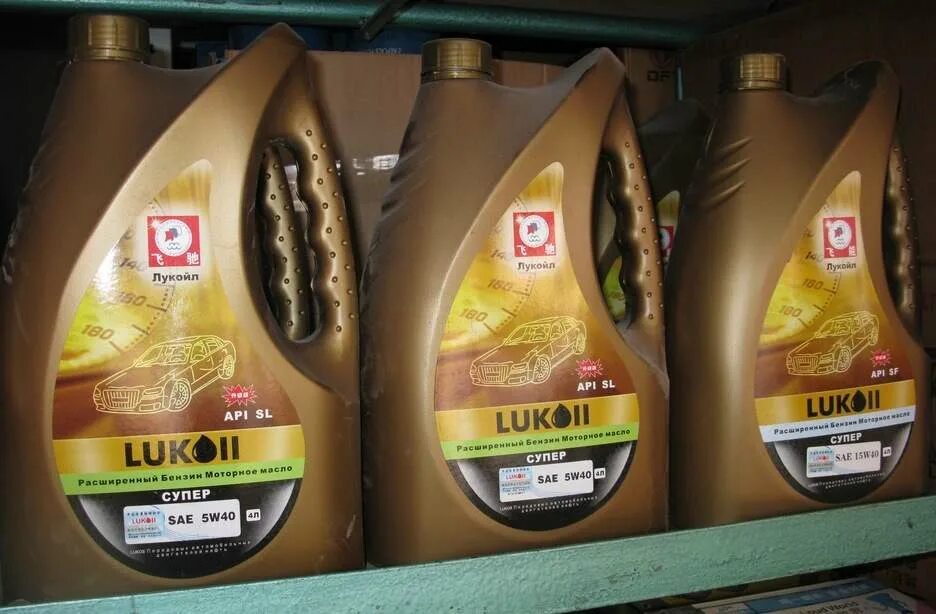 Масло лукойл сравнить. Масло для автомобиля Lukoil. Lukoil поддельное автомасло.
