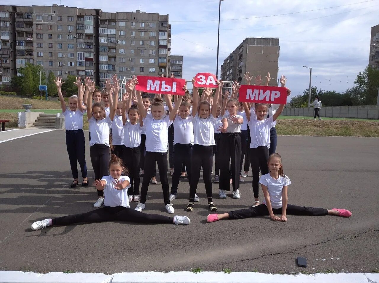 Самооборона г горловка. Лицей 88 мечта горловка. 21 школа горловка. горловка школа 14. лицей элит горловка.