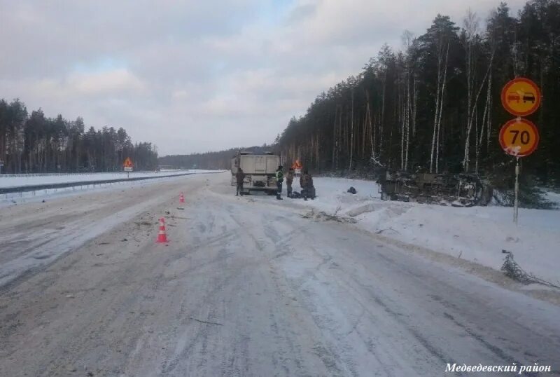 Авария на Казанском тракте вчера в Марий Эл. Авария в Марий Эл на Казанском тракте. ДТП 28.12.2021 Кокшайский тракт. Медведевский район Марий Эл. 28 декабря 2021 года