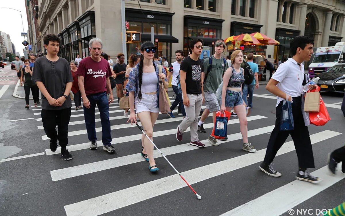 Люди на улицах Окленда. Crosswalk британский и американский. Vision Zero улица. Слепые в большом городе.