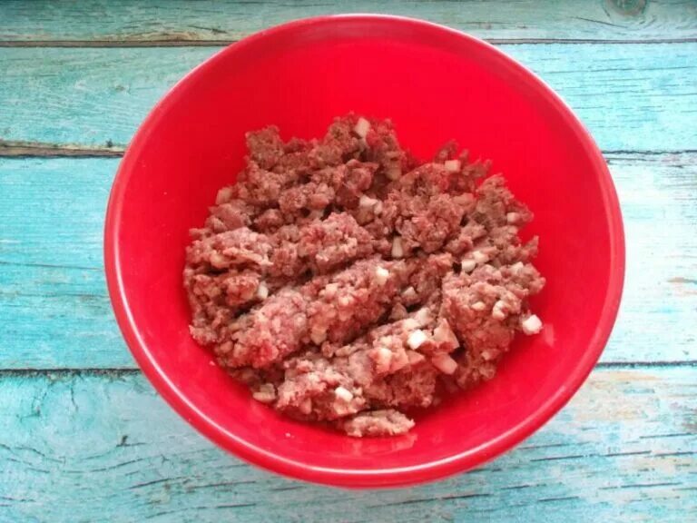 Мясо для беляшей рецепт сочный. Фарш для беляшей. фарш для беляшей сочный. фарш для пирожков с мясом. сочный фарш для беляшей из свинины.