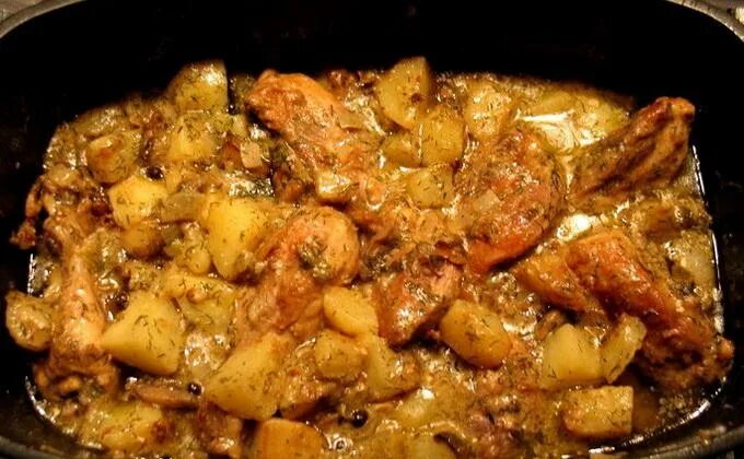 Свинина с грибами и картошкой в горшочках. Картошка с грибами в духовке. Жаркое из свинины с грибами в духовке. Свинина с грибами в сметанном соусе. Жаркое из свинины с грибами в духовке.