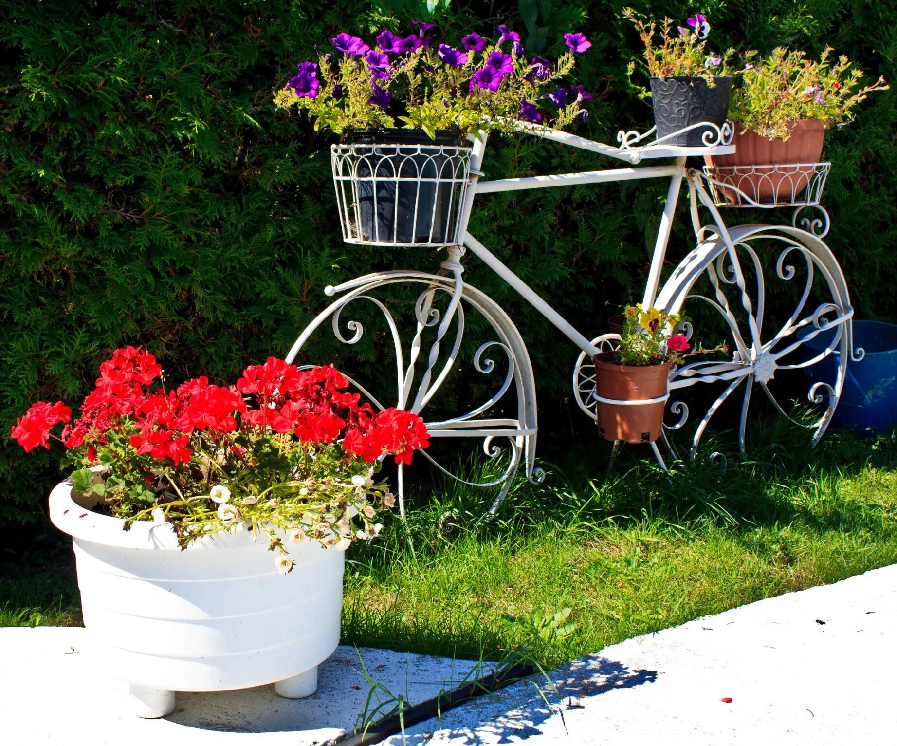 Уличная подставка для цветов своими руками. Велосипед цветник. Велосипед в саду декор. Клумба из велосипеда. Оригинальные клумбы.