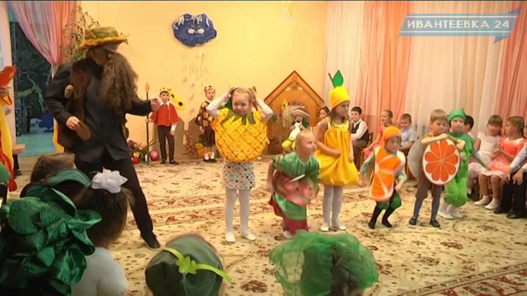 Дети фрукты праздник осени в саду. Танец фруктов в детском саду. Танец фруктов в детском саду. Танец с арбузом. Танцы с арбузами детские.