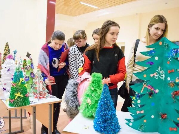 Новогодняя елка. Поделка на новый год в школу на конкурс. Креативная елка школьника. Елка из вторсырья. Конкурс на самую оригинальную елку.