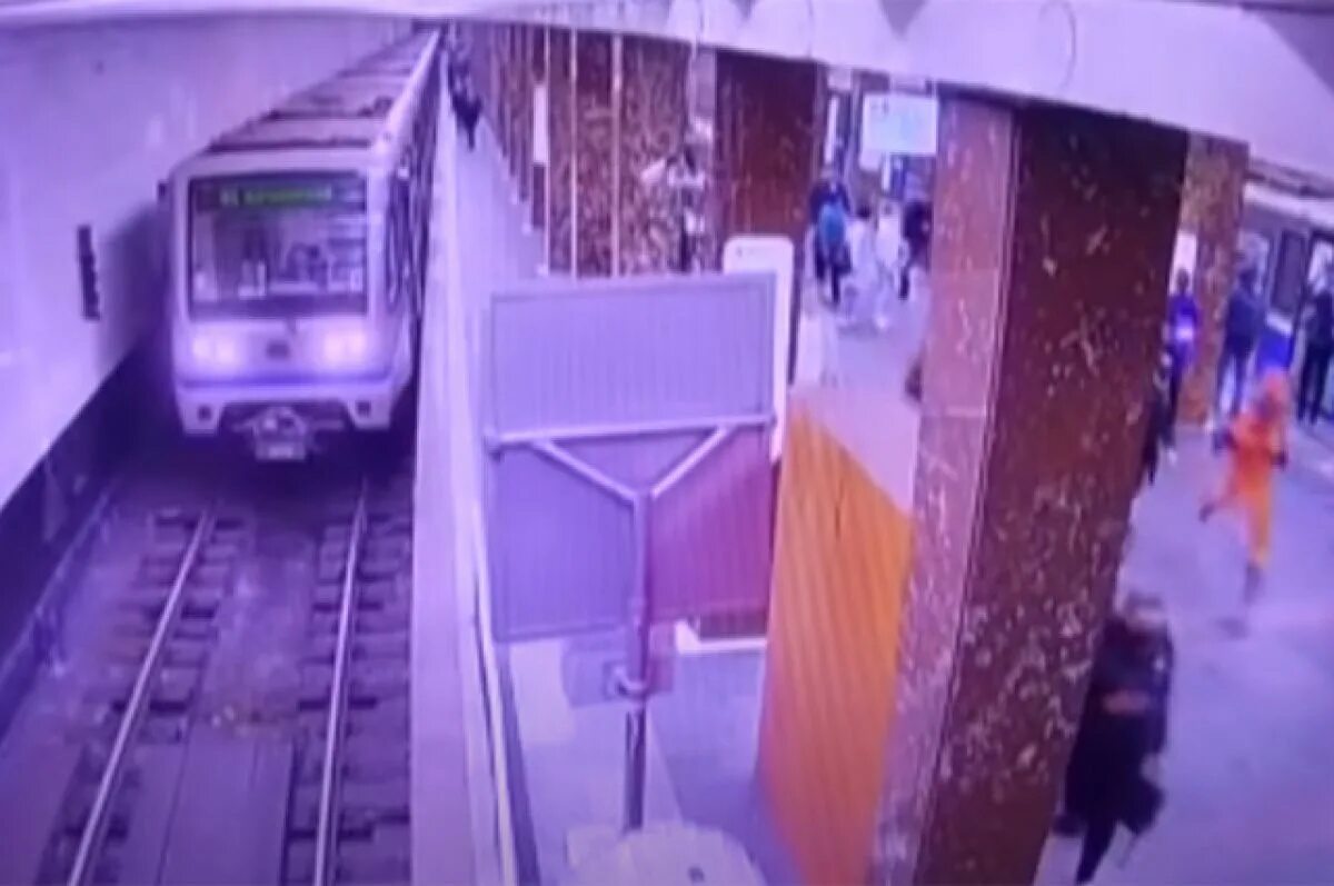 Нападавший в метро. Избиение воронежца в метро. нападение на парня в метро. трое дагестанцев избиение в метро.