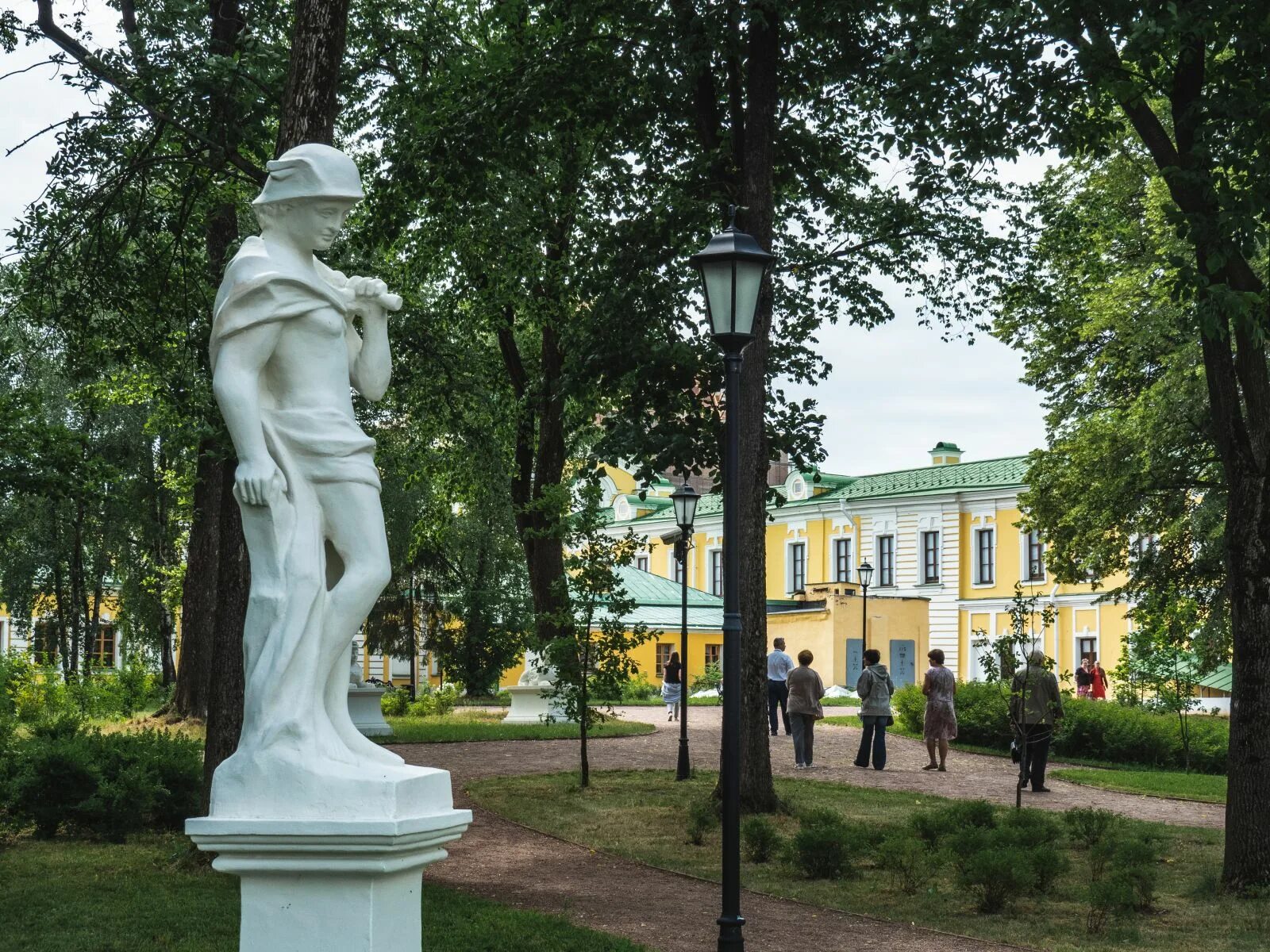 Императорский сад Тверь. Городской сад Тверь. Городской Дворцовый сад Тверь. Тверь Императорский сад летом.