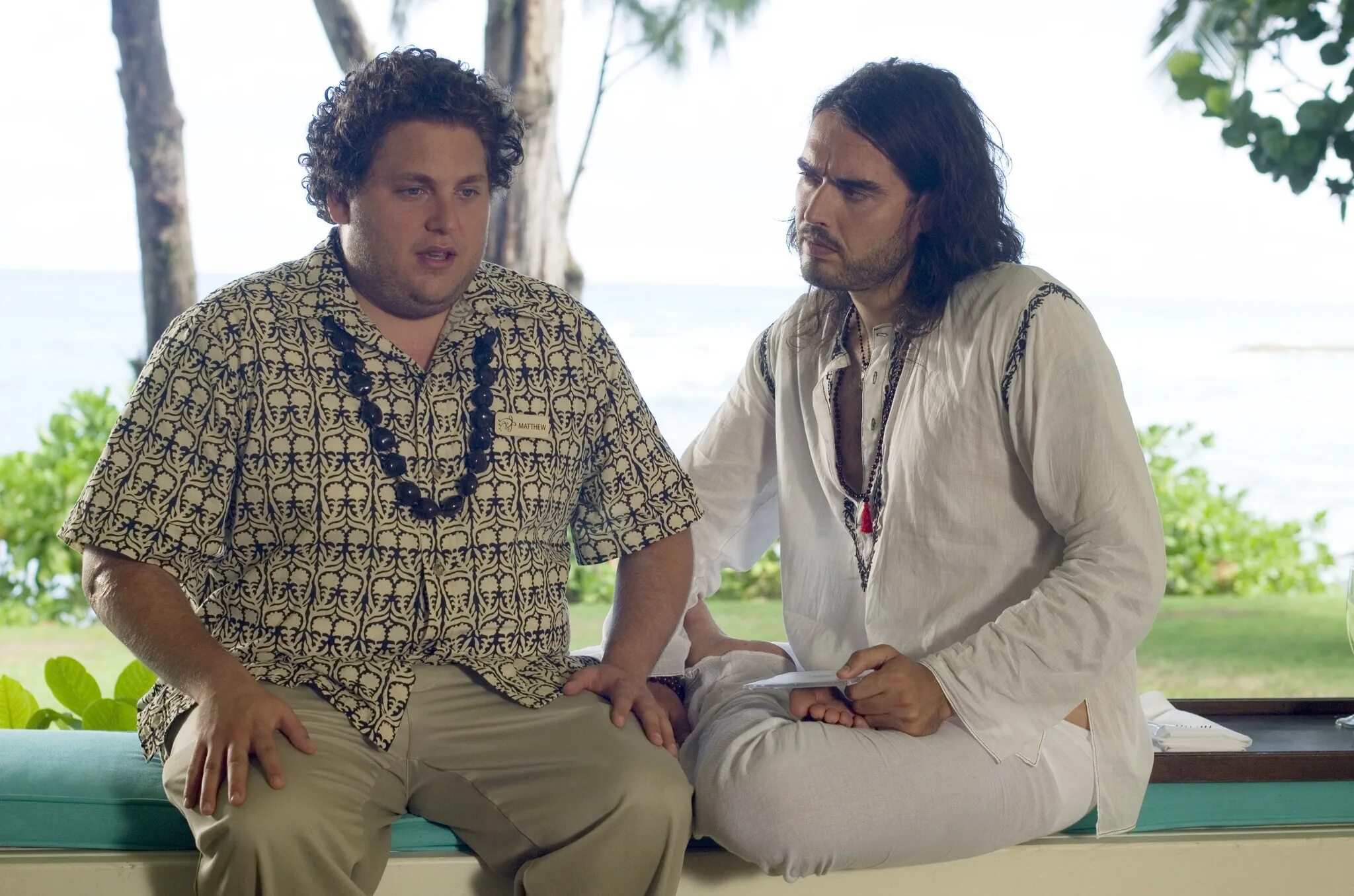 В пути в пролете. В пролете (forgetting Sarah Marshall), 2008. Рассел Брэнд и Джона Хилл. Forgetting Sarah Marshall (2008).