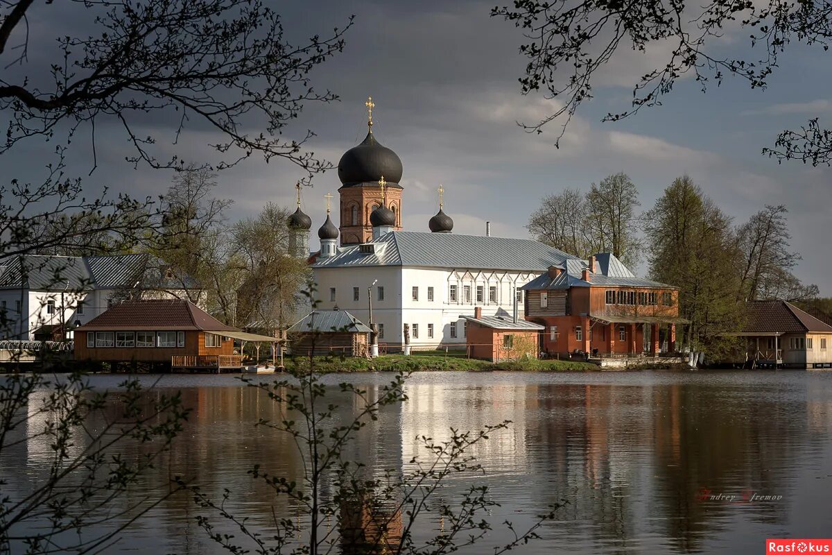 Погода покров владимирская на неделю. Свято-Введенский островной женский монастырь. Островной Введенский монастырь Покров. Свято Введенский монастырь город Покров. Введенский монастырь Владимирская область город Покров.