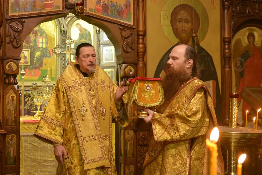 рождественский праздник церковь. храм спаса на водах мурманск внутри. служба в храме в андрее первозванном на воде. служба в храме спаса на водах. храм рождества христова фото.