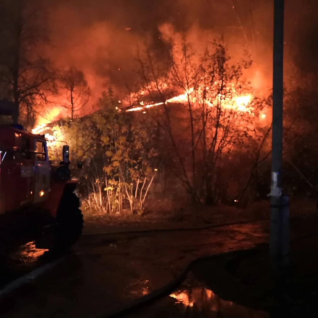 Пожар в драматическом театре норильска. Дк кирова воронеж пожар. Хрусталь горит. Пожарная служба. Хрусталь горит.