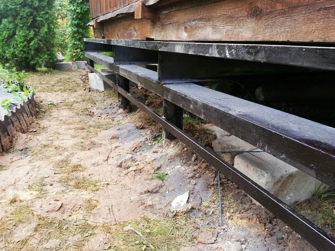 Швеллер под дом. Старый фундамент. Усилить фундамент частного дома. Двутавр для фундамента на сваях. Усиление кирпичного фундамента.