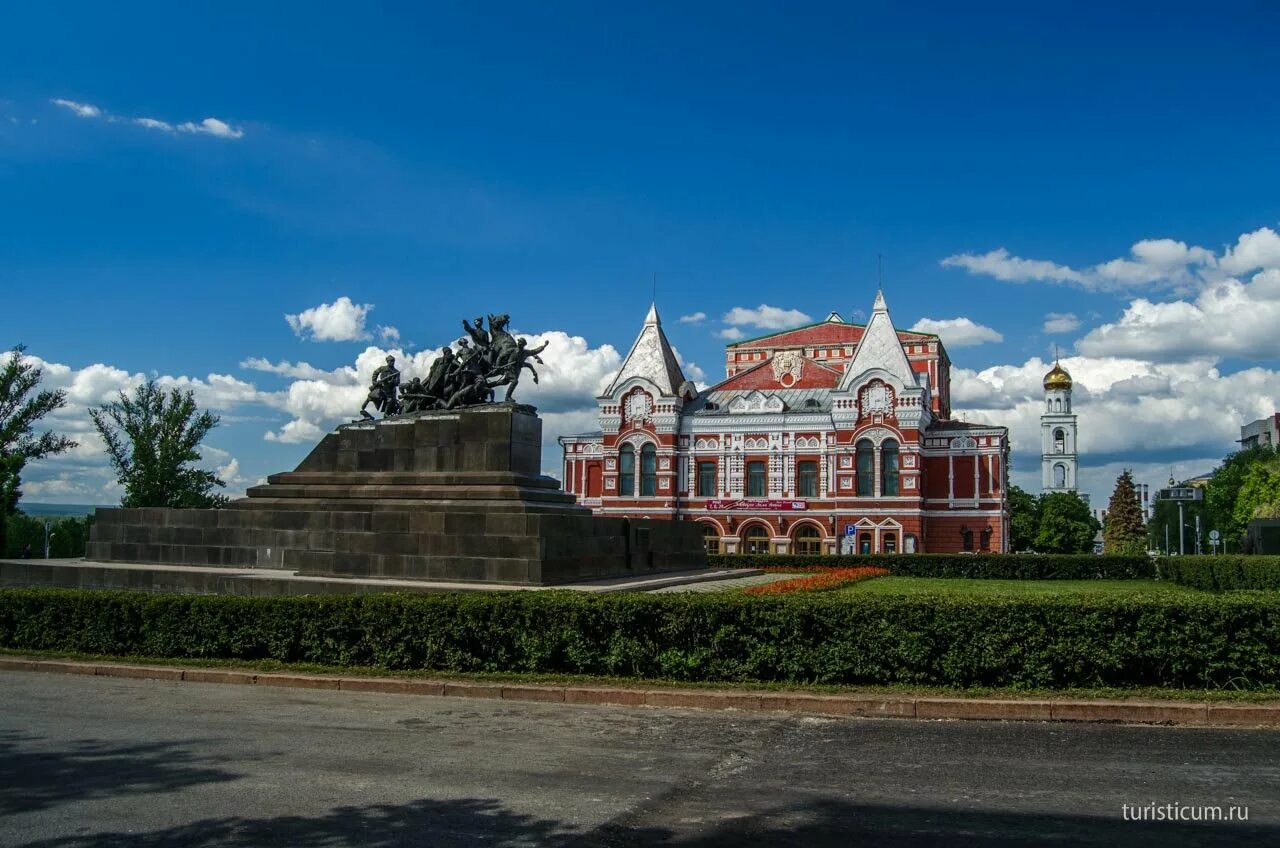 Культурно исторические достопримечательности самарской области. Театр драмы Самара. Площадь Чапаева Самара. Самара театр драмы и памятник Чапаеву. Драматический театр Самара с памятником Чапаеву.