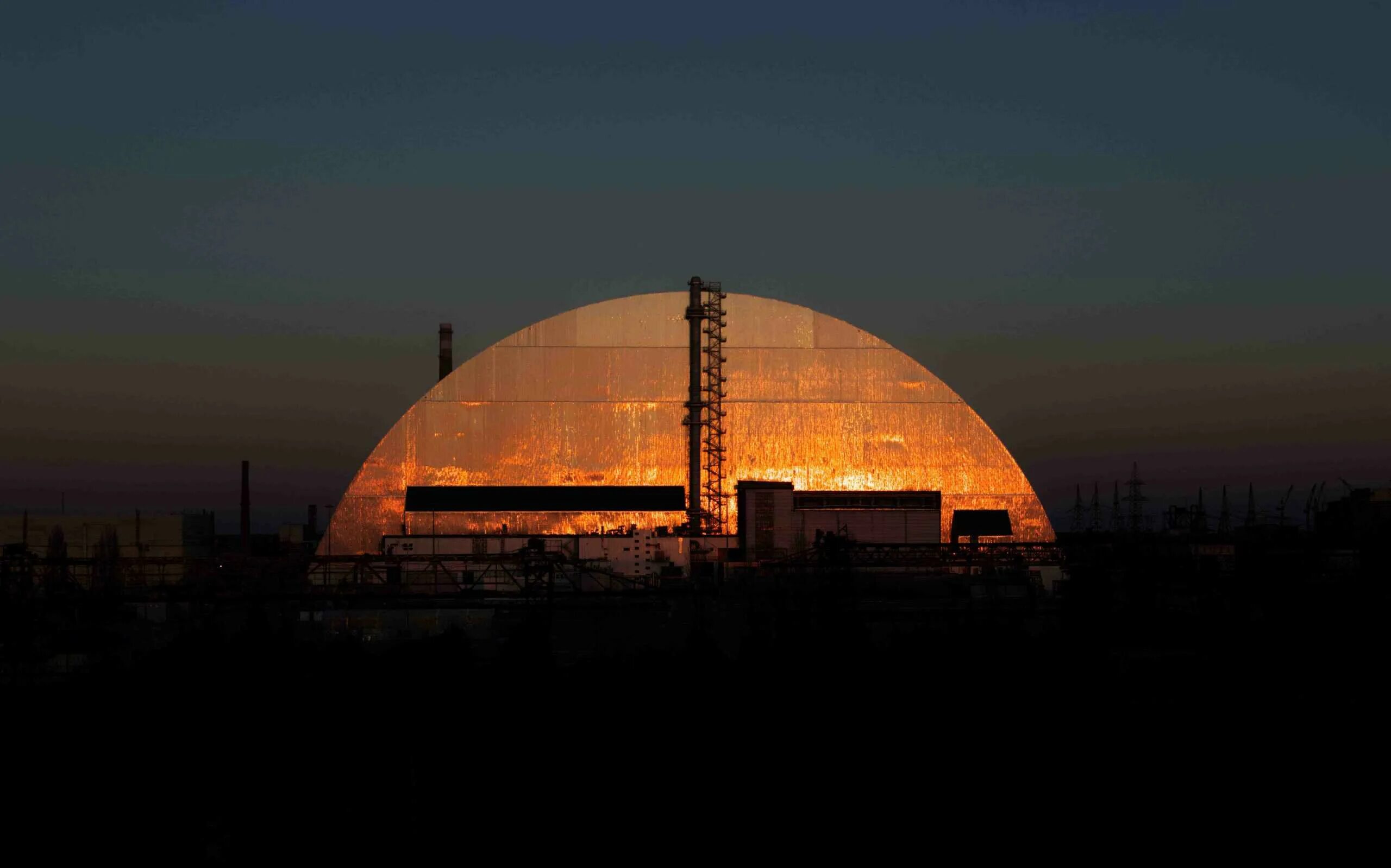 Крыша аэс. Чернобыль аэс саркофаг. саркофаг чернобыльской аэс 2025. купол аэс чернобыль. чернобыль саркофаг 2025.