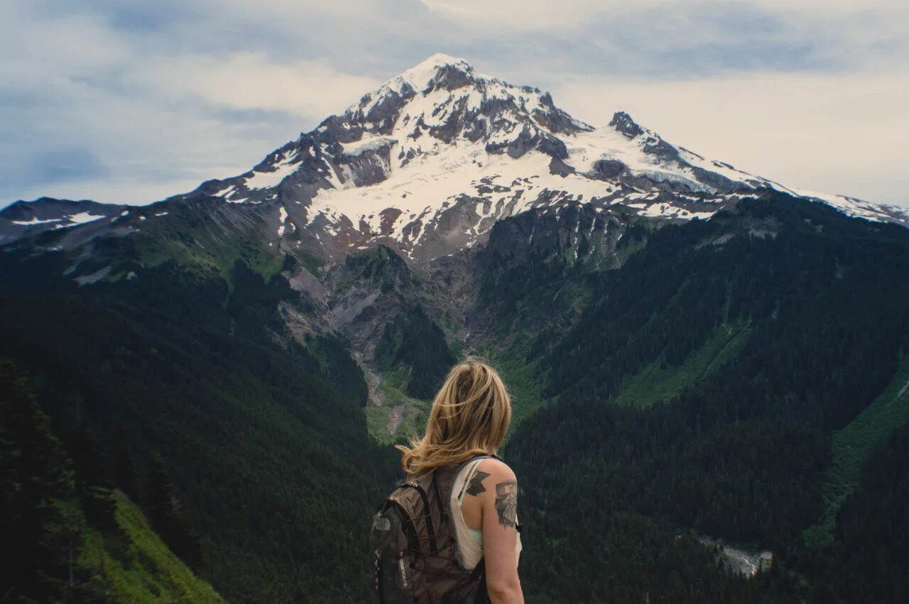 She traveled the world. Девушка в горах. Девушка в горах со спины. Фотосессия в горах. Девушка на фоне гор.