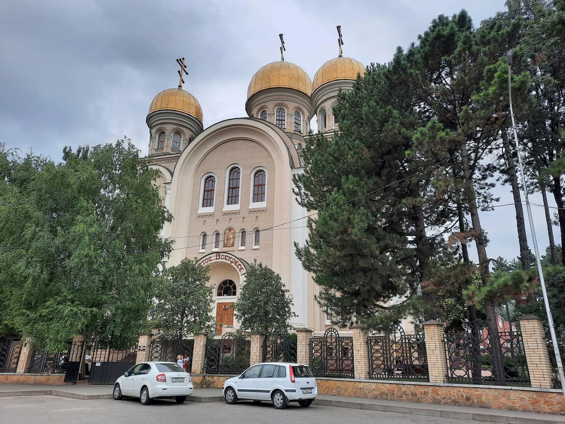 Церковь в кисловодске. Свято никольский храм кисловодск. никольская церковь кисловодск.